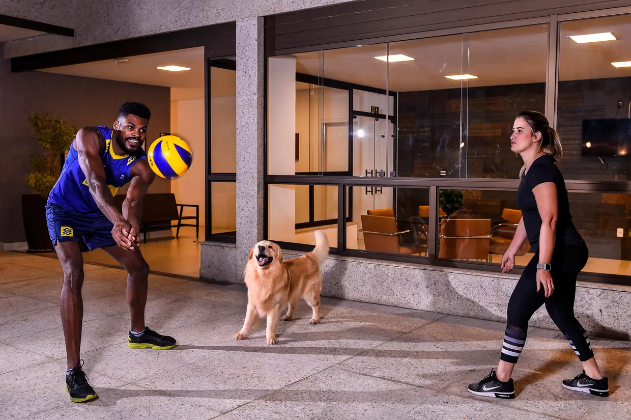 Isac Viana, internacional brasileiro de voleibol, com a mulher, Luíla Melo (e o cão)