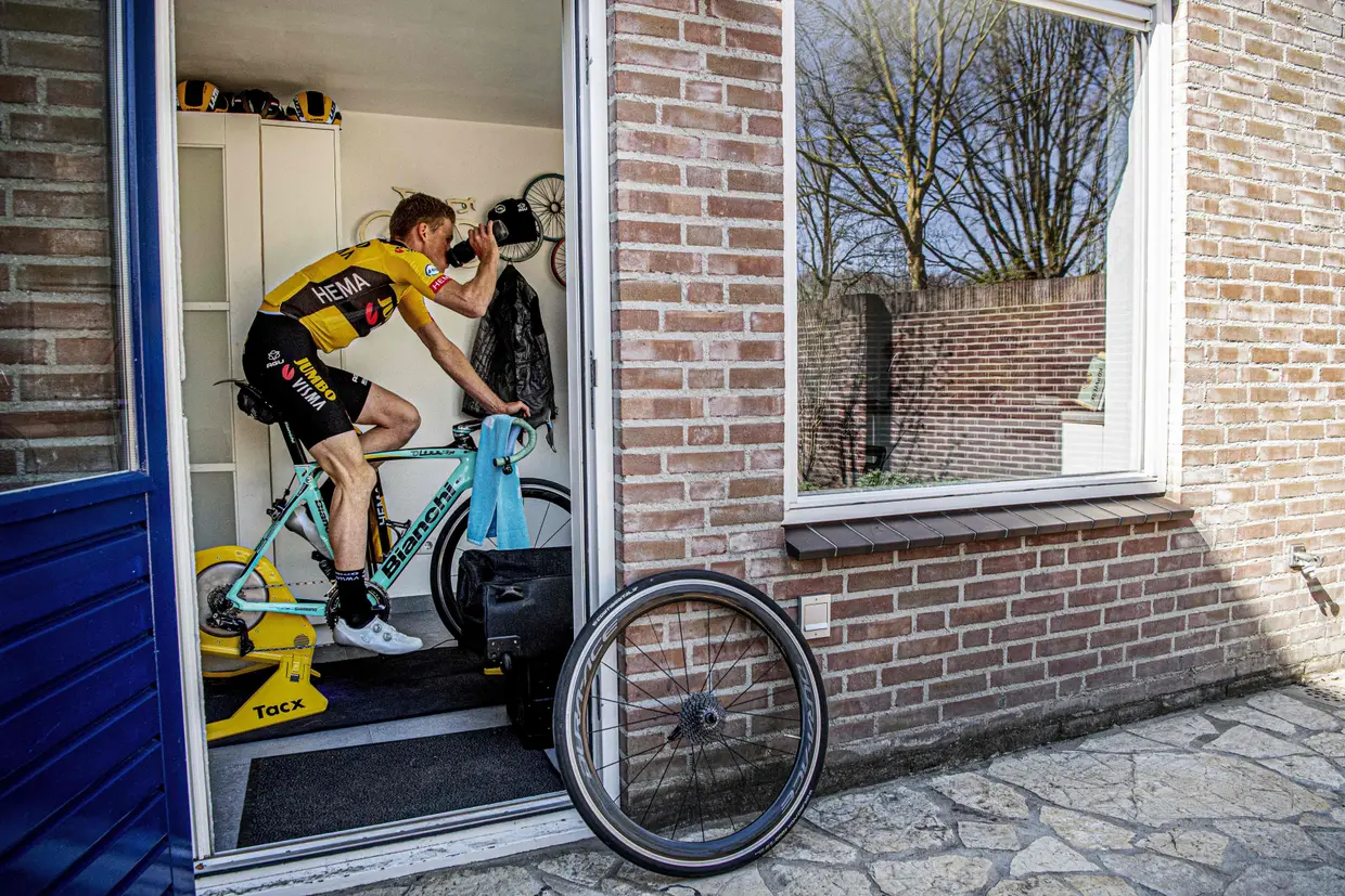 O ciclista Mike Teunissen, da equipa Jumbo Visma, em Rosmalen, Holanda