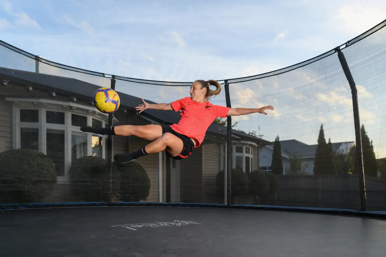 Annalie Longo, futebolista da Nova Zelândia, a treinar em Christchurch