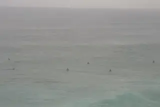 O surf está interdito, mas houve quem fosse surfar no Guincho e a Polícia Marítima interveio. No dia seguinte, o filme repetiu-se