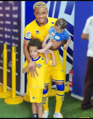 Nelson com os dois filhos, antes de um jogo pelo Alcorcon