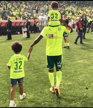 Nelson com os dois filhos, nos festejos da conquista da Taça do Chipre pelo AEK Laranja