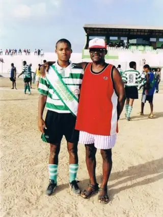 Nélson começou a jogar futebol federado pelo Palmeiras de Cabo Verde. Aqui ao lado do pai, Bernardino