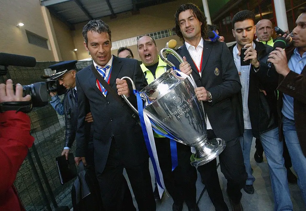 Jorge Costa e Vítor Baía acabados de chegar ao Porto com a Taça da Liga dos Campeões na mão