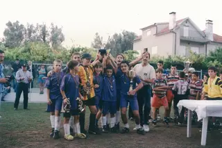 Mário Felgueiras (à esquerda, com camisola alaranjada) a festejar uma conquista do Vianense num torneio de verão