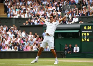 Novak Djokovic em êxtase ou algures lá perto, ao ganhar em Wimbledon quando, mais uma vez, tudo estava contra ele
