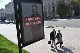 Aí estão os famosos punhos de aço de Vitali Klitschko, com uma mensagem onde pede aos habitantes de Kiev para deixarem as ruas