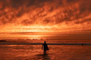 Surfistas pedem a Marcelo, Ferro Rodrigues e a António Costa para voltarem à agua à meia-noite do dia 3, de forma “inequívoca e desagrupada”