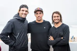 Só há 26 pessoas a quem a lei permite surfar. Mas a maioria não o tem feito, "por respeito e para dar o exemplo"