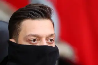 Erdogan, críticas à China e recusa em baixar ordenado. Adidas deixa cair Ozil devido à imagem pública do jogador do Arsenal