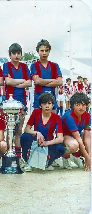 Rui (em baixo à direita) com um trofeu ganho pela sua equipa do Alverca