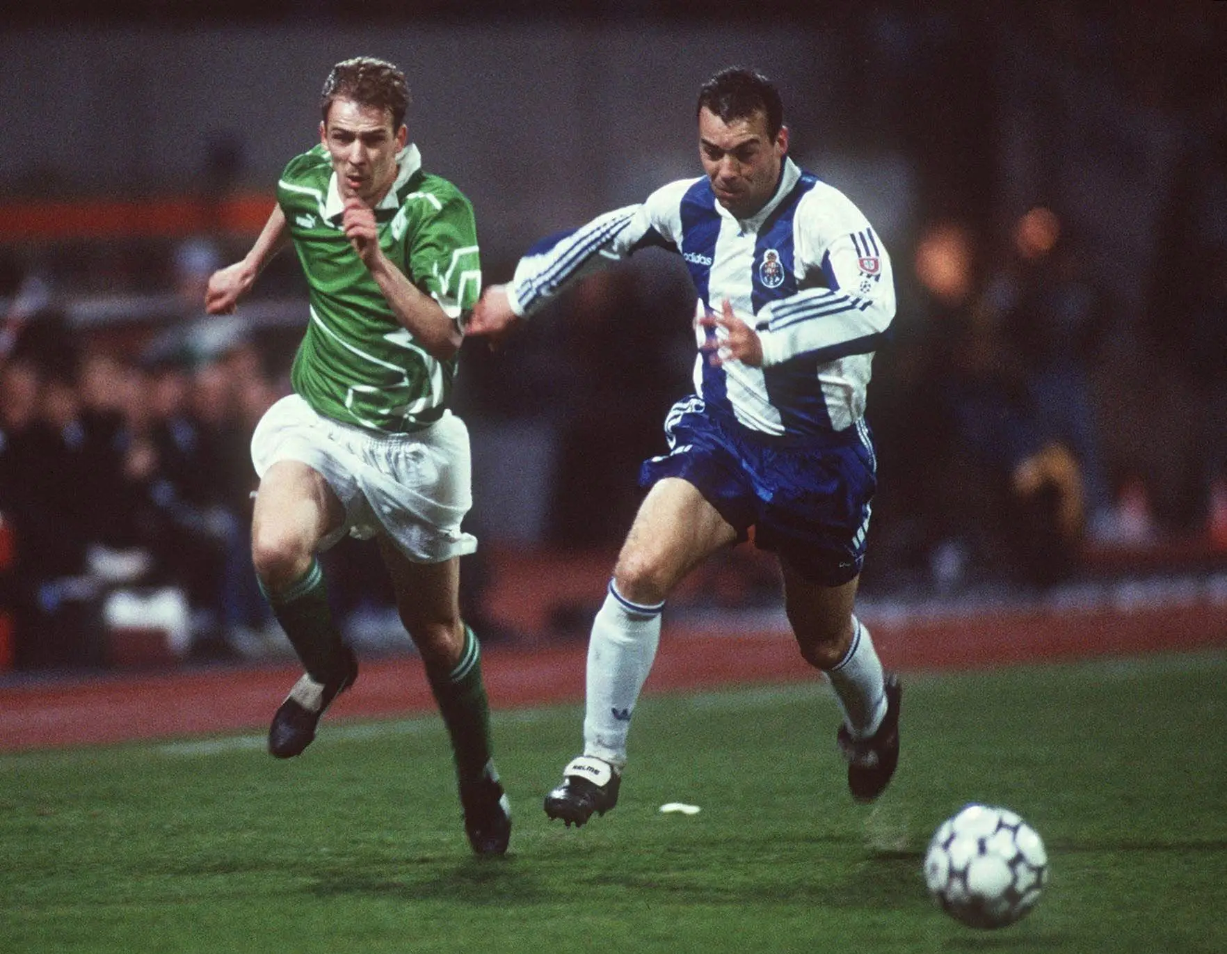 Mário Basler do Bremen, a tentar ultrapassar Jorge "Bicho" Costa numa noite memorável do FC Porto na Liga dos Campeões, na época 93/94