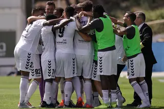 Sou de Faro, não sou do Farense. Escrevo este texto para quem teve glória, abateu gigantes, viu o fim e resistiu (Lá Em Casa Mando Eu)