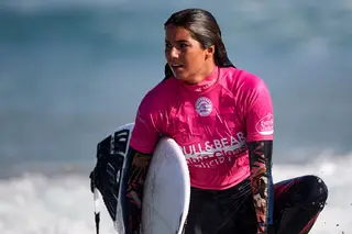 Surf. Teresa Bonvalot esteve “40 e tal dias” sem ver o mar do Guincho. Quando reentrou, caiu da prancha