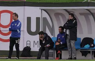 O treinador adjunto Joaquim Rodrigues, em pé, à esquerda