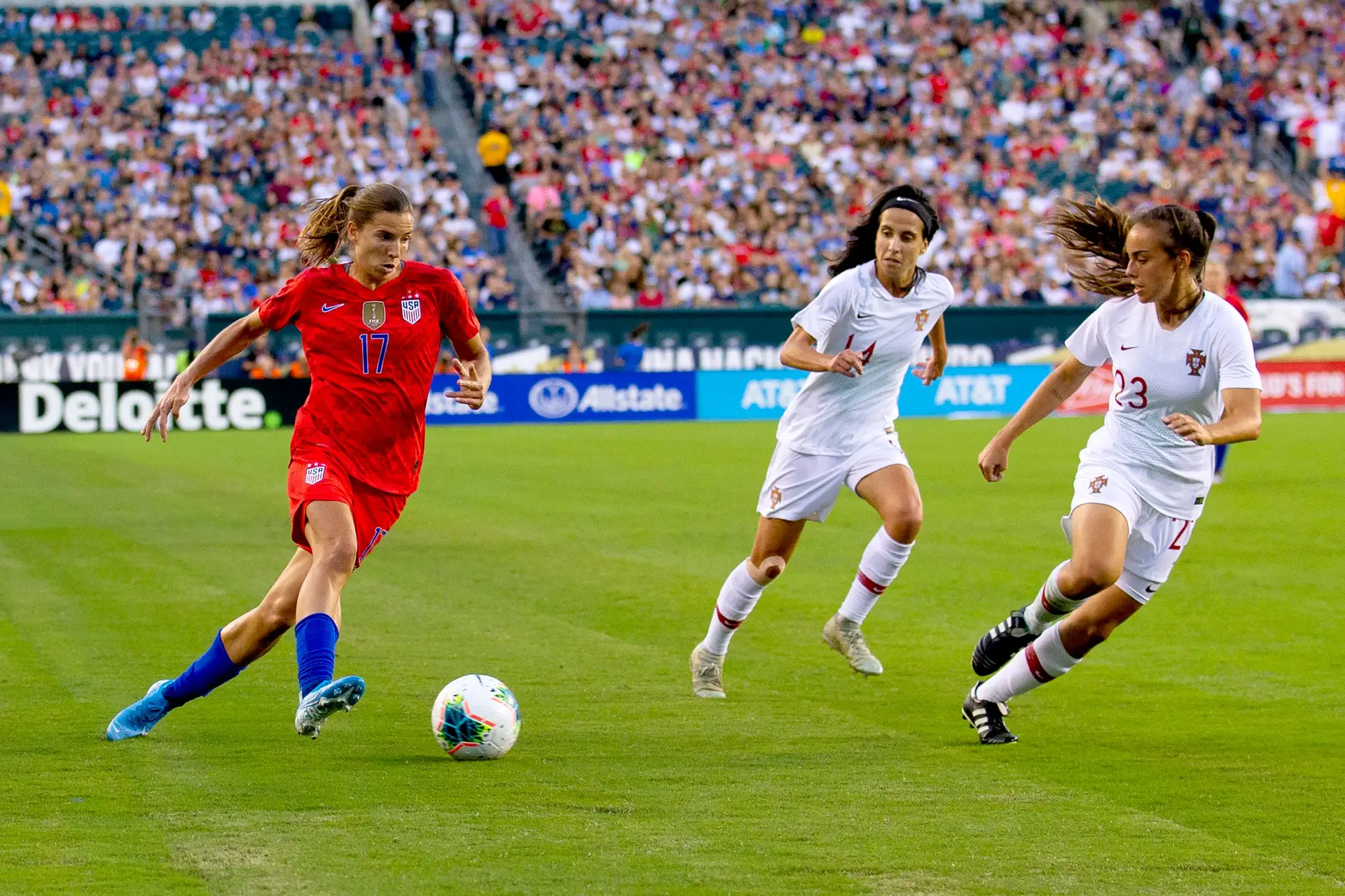 A norte-americana Tobin Heath e as portuguesas Dolores Silva e Joana Marchão em 2020