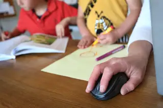 A realidade paralela (de Duarte Gomes e não só): o escritório é o quarto, a empresa é a sala e o chefe é a pequena que anda na telescola