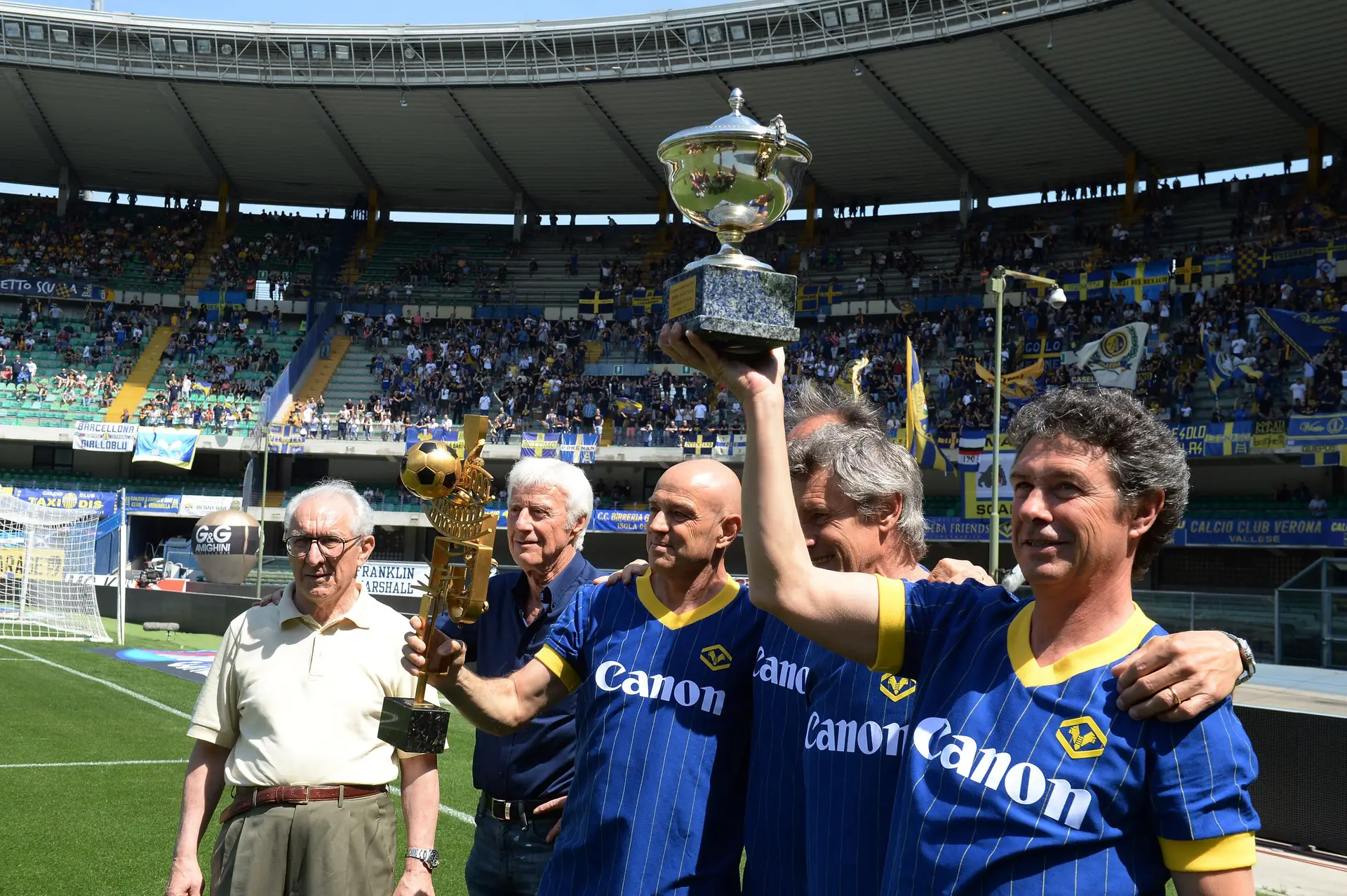 13 de maio de 1985. Quando as pessoas certas foram postas a jogar nas posições certas e o Verona foi campeão de Itália
