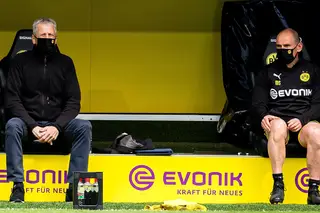 Bola desinfetada, bancadas vazias, gente distanciada, dois golos sanitariamente celebrados (as primeiras imagens do regresso do futebol)