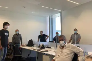 Fernando Santos de volta ao trabalho, de máscara e com o escritório remodelado