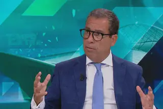 "Acho que isto é um disparate em absoluto. O Governo deveria dar um sinal claro e proibir a presença de claques nas imediações dos estádios"