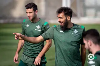 Ele foi para o treino com as unhas pintadas de preto. Ele não quer saber do vosso racismo para nada. Nem da vossa homofobia