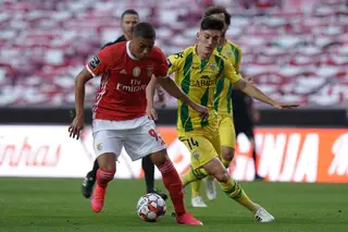 Vinicius, meu filho, há aqui um mal entendido qualquer: a ideia é cruzares os braços depois de marcares golo, não antes (Um Azar do Kralj)