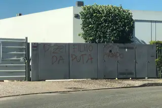 Não foi apenas o ataque ao autocarro: casas de jogadores do Benfica grafitadas com ameaças