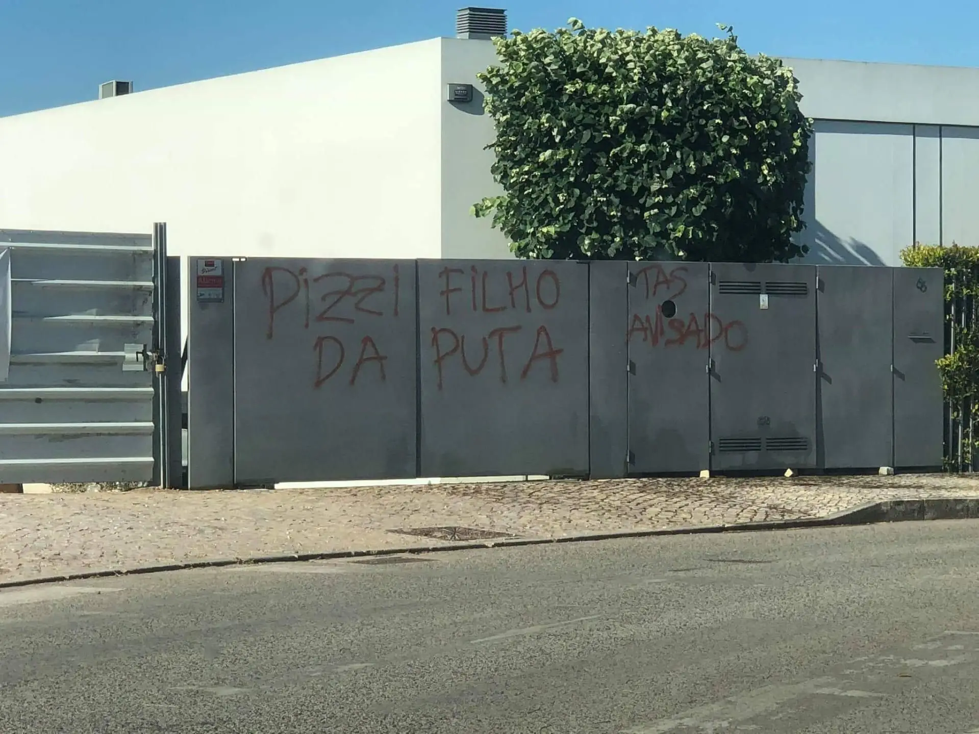 A casa de Pizzi foi uma das residências vandalizadas