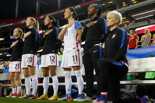 A US Soccer deve autorizar que os seus atletas se ajoelhem durante o hino em protesto contra a violência policial - como fez Rapinoe em 2017