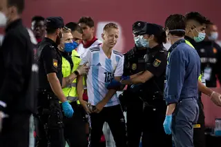 Este francês pulou um muro de dois metros e invadiu o jogo só para tirar a selfie com Messi: “Infelizmente, a polícia fez-me apagar a foto”