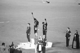 Tommie Smith e John Carlos levantam o punho nos Jogos do México, em 1968. O outro homem chama-se Peter Norman
