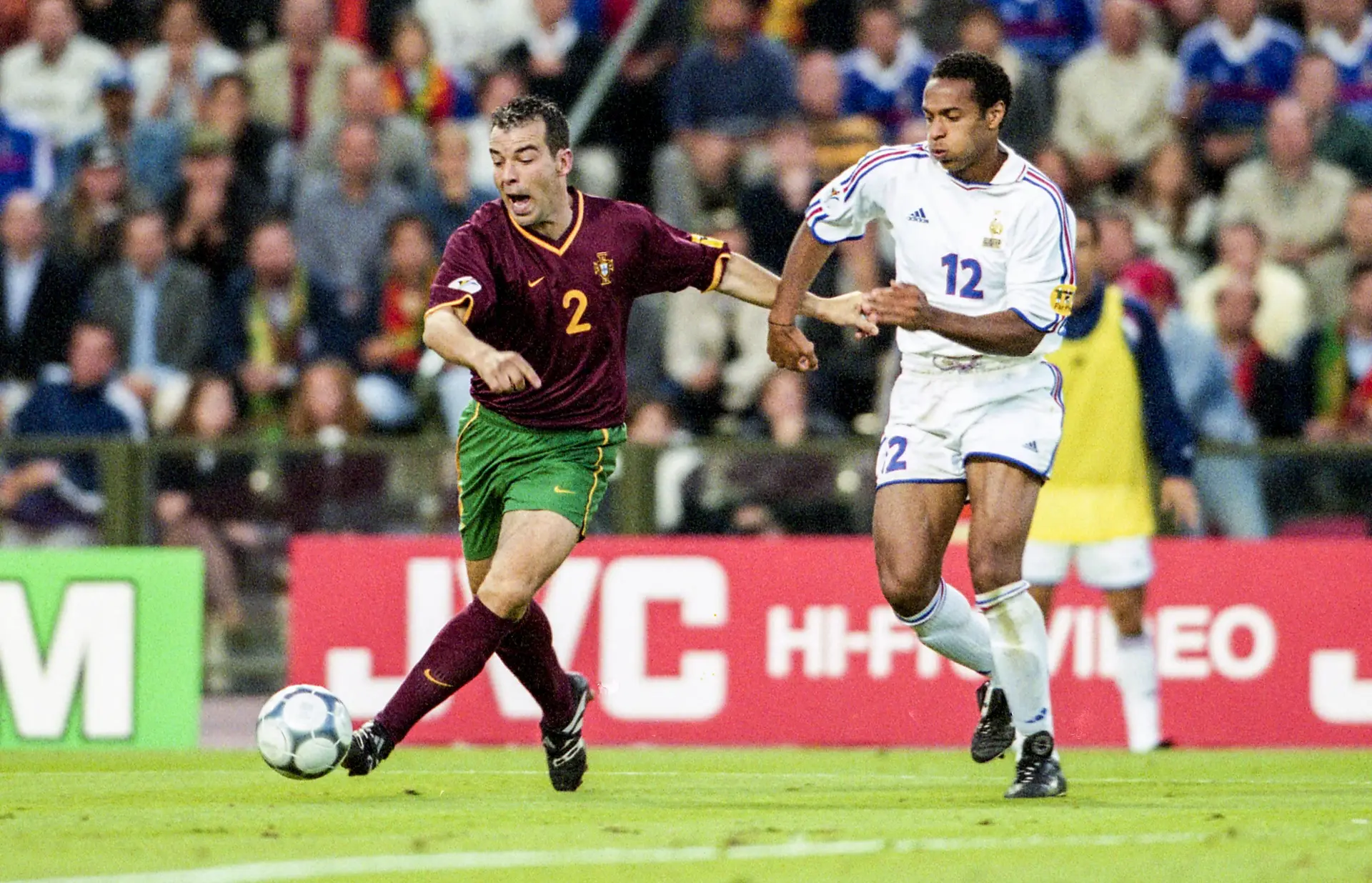 Jorge Costa e Thierry Henry (França) durante a meia-final do Europeu 2000