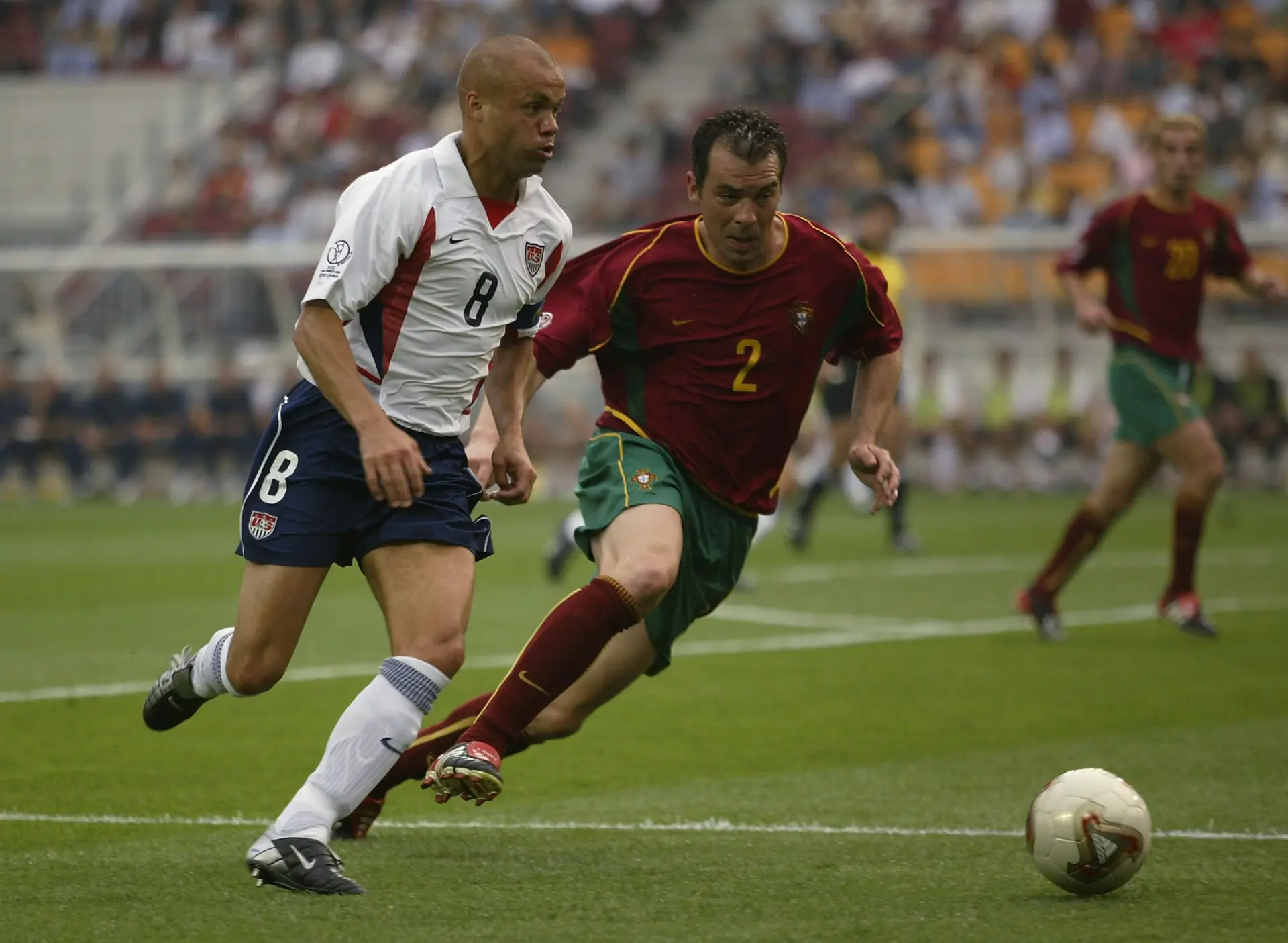 Jorge Costa disputa a bola com Earnie Stewar dos EUA, durante um jogo da Mundial de 2002