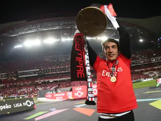 Bruno Lage levanta o caneco no jogo que confirmou o título do Benfica, a 18 de maio de 2019. O adversário foi o Santa Clara, o mesmo clube que poderá ter sentenciado o fim de uma aventura na noite de terça-feira
