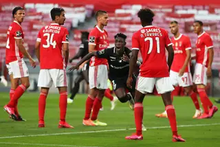 Erros coletivos a defender, a atacar e nas bolas paradas: a análise ao Benfica de Bruno Lage