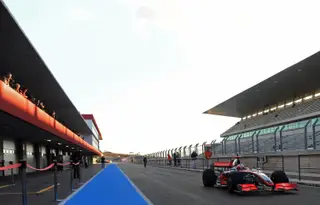 Uma imagem que poderemos voltar a ver em 2020: um carro de F1 na pista de Portimão. E agora em corrida