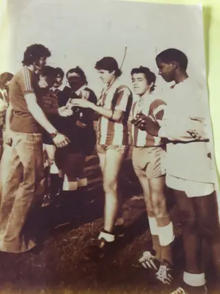 Neno (à direita) a receber o seu primeiro troféu, no Barreirense