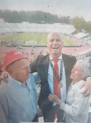 Com os pais, no Estádio Nacional, no dia em que conquistou a Taça de Portugal