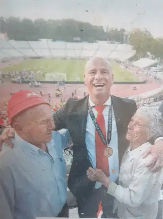 Com os pais, no Estádio Nacional, no dia em que conquistou a Taça de Portugal