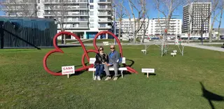 Com a mulher, Rosa.