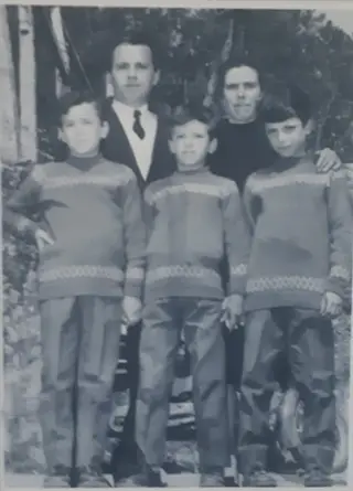José Mota (no meio) com os pais e irmãos