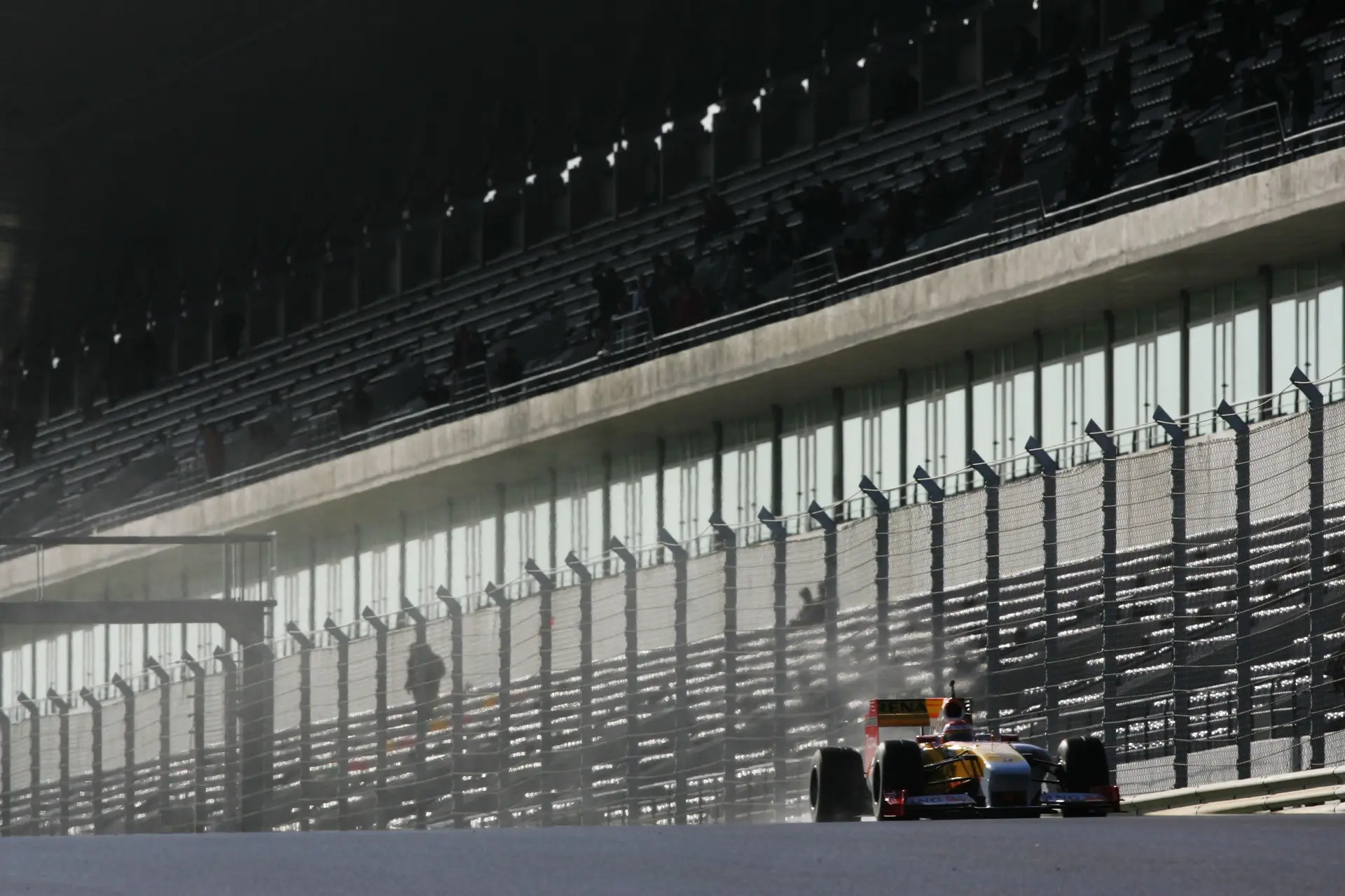 Fernando Alonso, na altura na Renault, a testar no Autódromo Internacional do Algarve no inverno de 2009, antes do arranque da temporada