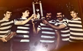 Com os quatro irmãos (César é o 1º à direita), a segurar um dos vários troféus que ganharam pelo SC Covilhã