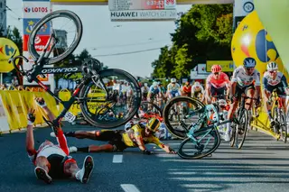 Groenewegen está a “pensar constantemente em Jakobsen”, que derrubou no sprint. Equipa fala em “gesto sujo” e faz participação na polícia