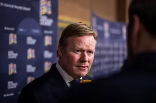 É oficial: 28 anos depois daquele pontapé à Sampdoria, Ronald Koeman está de regresso ao Barcelona