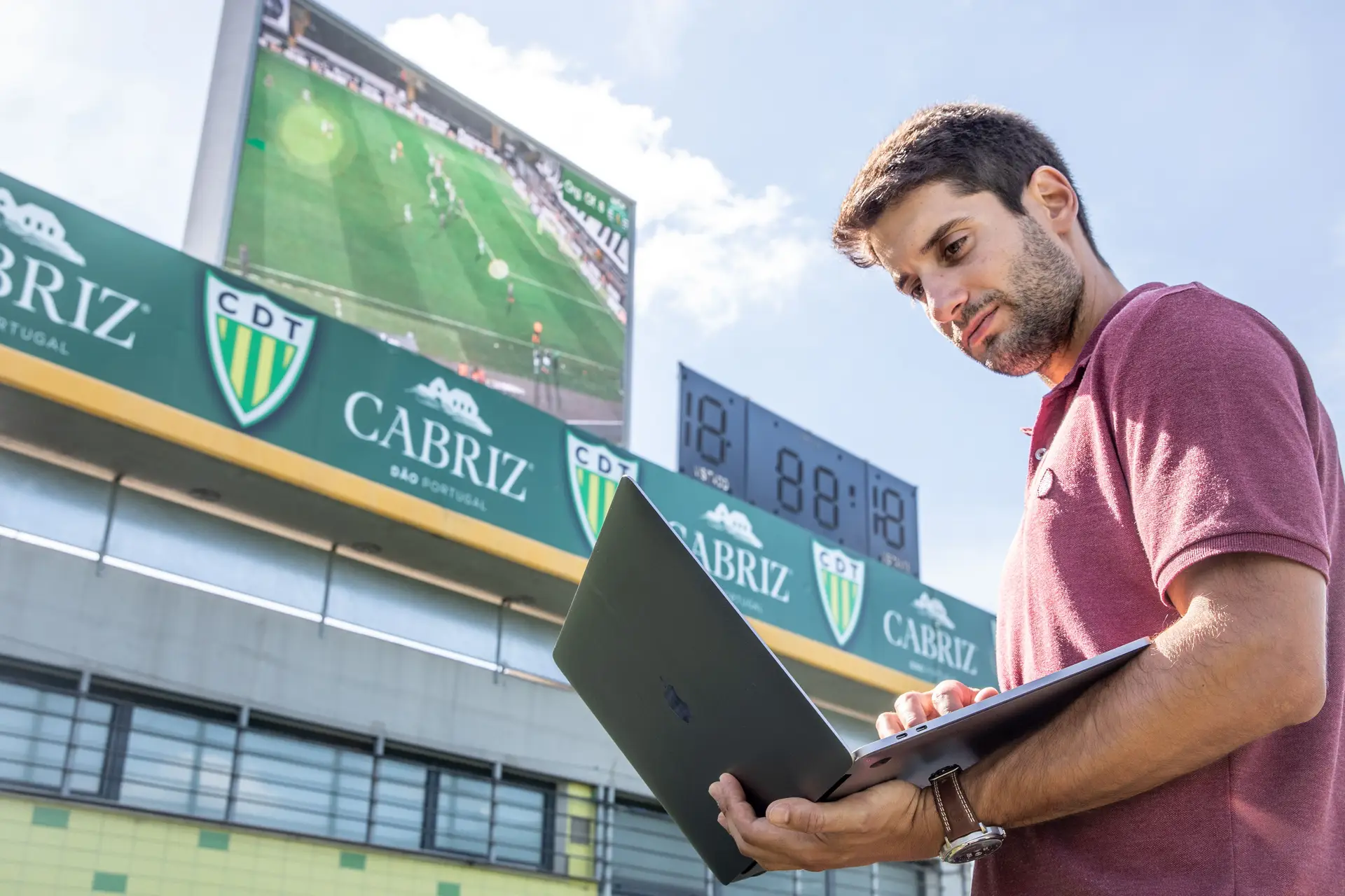O Tondela na vanguarda do futebol: “Agora temos uma 'videowall' para os treinos. Quando cheguei, nem câmara de filmar havia”