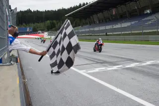 A bandeira axadrezada que se abanou, pela primeira vez, para Miguel Oliveira e para um português no MotoGP