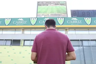 É uma 'videowall' à portuguesa: veja como funciona o ecrã gigante que o Tondela utiliza nos treinos