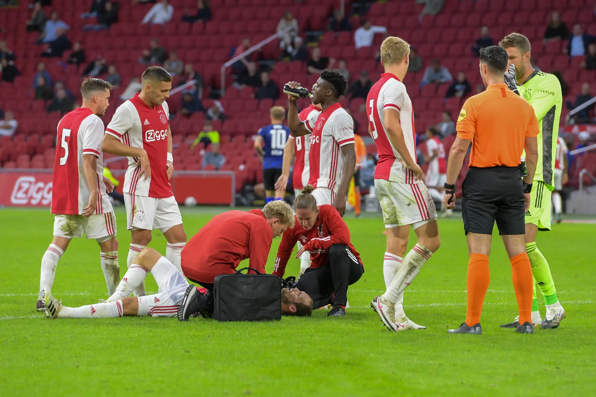 Jogador do Luton colapsou em campo devido a paragem cardíaca